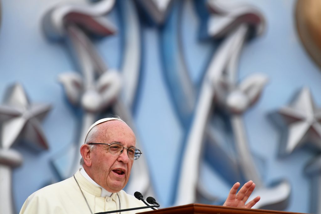 Papa Francisco llama en Perú a luchar contra la “plaga” del feminicidio
