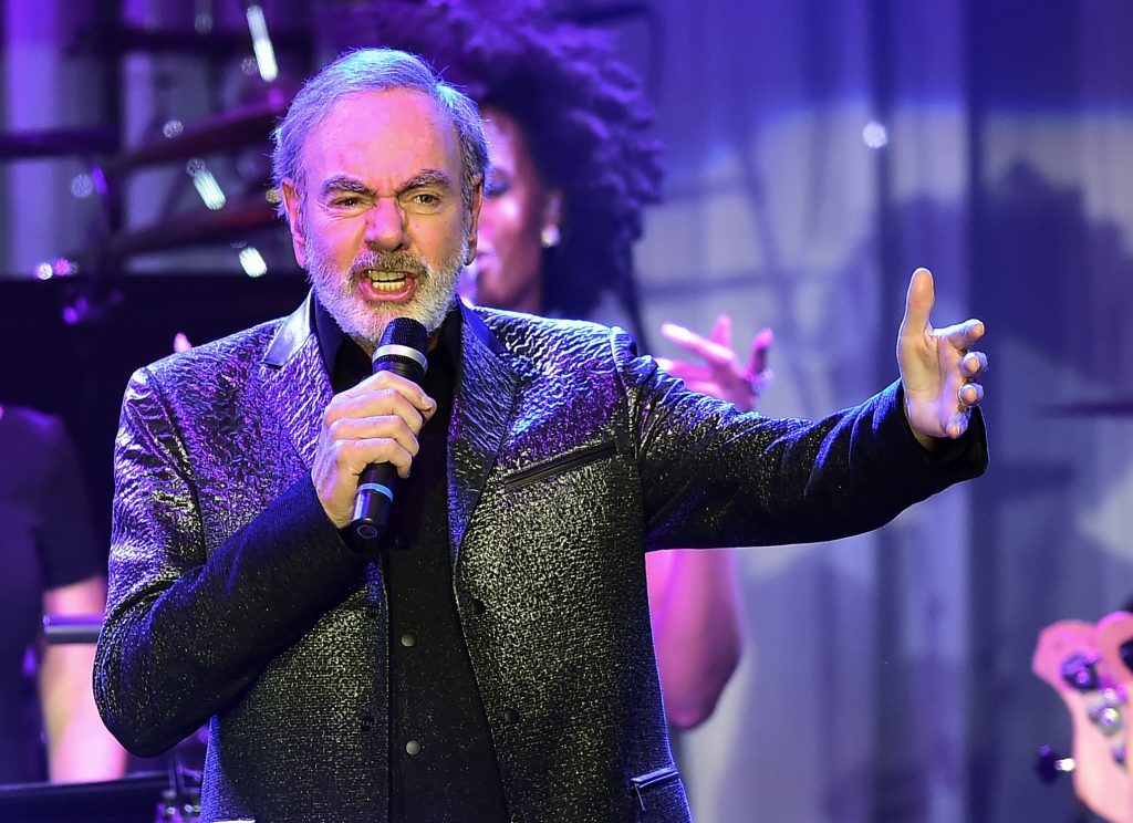 Neil Diamond reveló que padece de parkinson y anunció su retiro de los escenarios