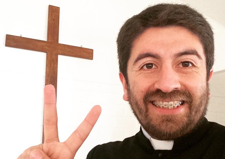 “¡Ya wn se armó!”: El efusivo mensaje de un cura quillotano por la llegada del Papa a Chile