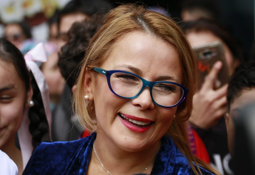 Tildan de “ridícula” a Cathy Barriga tras posar junto a un burro: ella se defendió