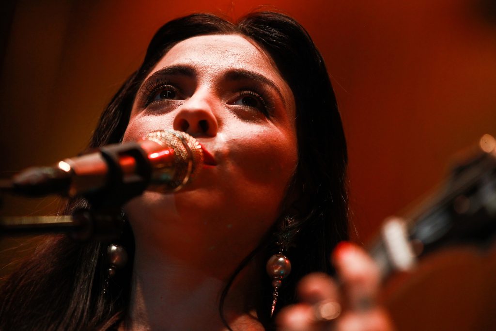 “No volvería a cantar con él”: Mon Laferte toma drástica decisión sobre Plácido Domingo