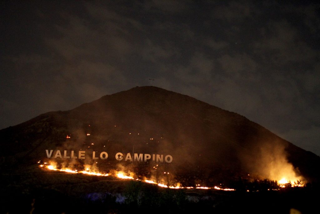 Incendio afectó ladera del cerro Renca en pleno show de fuegos artificiales