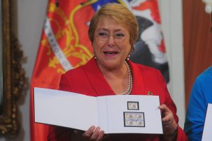 Presidenta Bachelet presenta sello postal conmemorativo del Papa Francisco