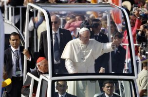 VIDEO | Papa Francisco fue golpeado con un objeto en su llegada al Parque O’Higgins