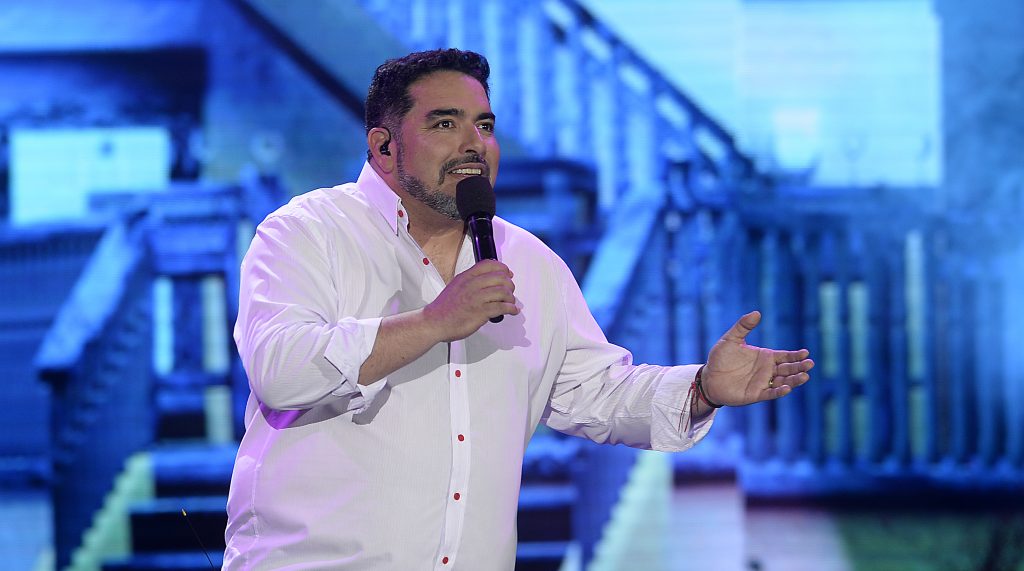 “Así se abre un pisco en el 2019”: Rodrigo Villegas sorprende realizando el #bottlecapchallenge