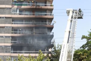 Incendio en edificio de Avenida Tomás Moro afectó a tres departamentos