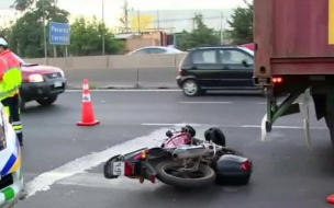 Gran congestión en Vespucio Norte por choque entre camión y motocicleta