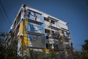 Pobladores de Villa Francia pintan mural para esperar al papa Francisco