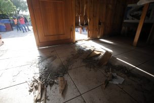 Encuentran restos de extintor en atentado explosivo de capilla en Peñalolén