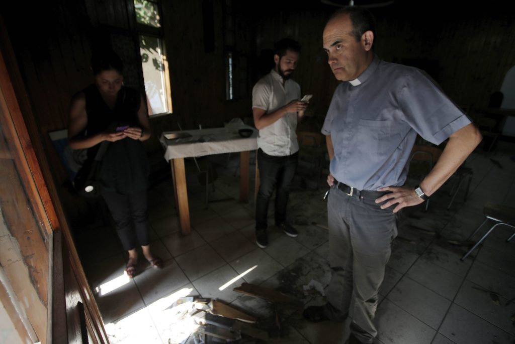 Nuevo ataque incendiario contra iglesia en Melipilla a horas de llegada del Papa