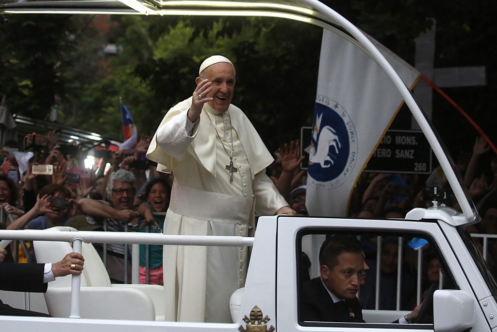 Francisco realizó primer trayecto en papamóvil: miles de personas lo recibieron