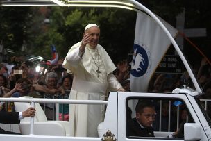 Francisco realizó primer trayecto en papamóvil: miles de personas lo recibieron