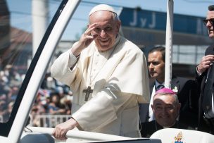 Papa Francisco llega a Santiago: Ya va rumbo al Santuario Nacional de Maipú