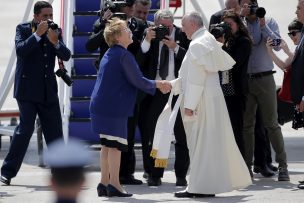 Presidenta Bachelet despidió al papa Francisco en aeropuerto de Iquique