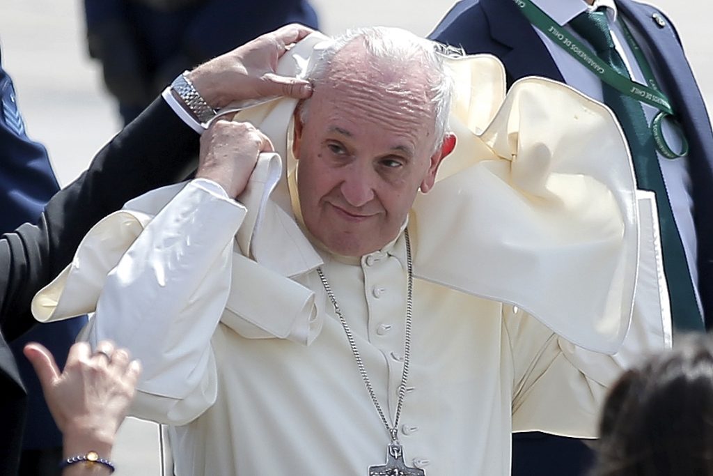Medios argentinos: Obispo Barros “fue una sombra que opacó al Papa”