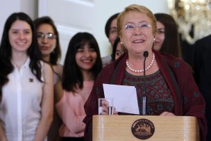 Bachelet destaca labor docente tras cita con finalistas de Global Teacher Prize