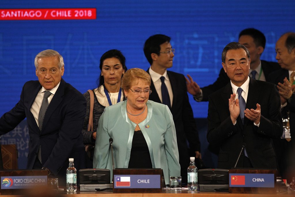 Canciller saludó a su par boliviano en foro Celac-China, pero no abordó demanda