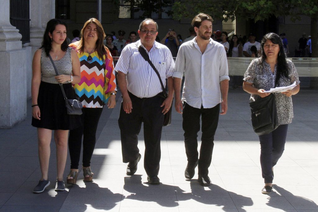 Frente Amplio critica vacaciones de Villalobos: “Es una vergüenza nacional”
