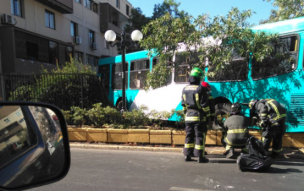 Bus del Transantiago se incrustó contra un condominio en Providencia