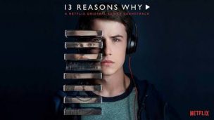 Actor de 13 Reasons Why sorprendió usando un vestido en fiesta previa a los Globos de Oro