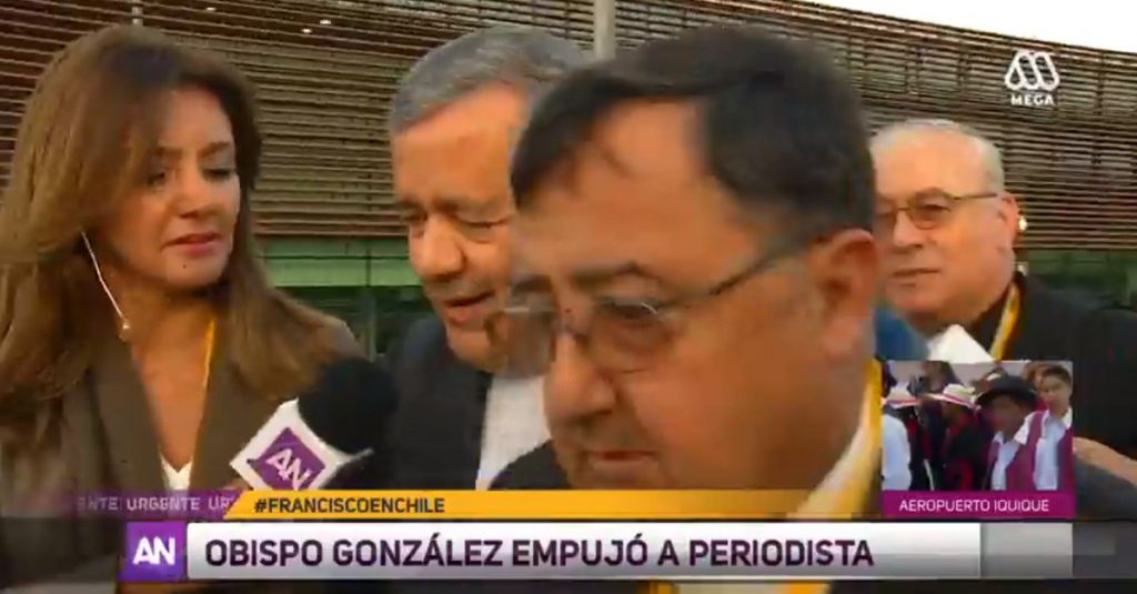 Obispo acusado de empujar a periodista se disculpó por Twitter