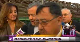 Obispo acusado de empujar a periodista se disculpó por Twitter
