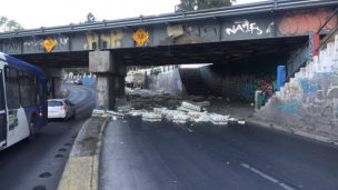 Camión que transportaba pollos vivos chocó con paso bajo nivel en San Bernardo