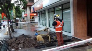 Cortes de agua afectan a vecinos de Providencia por rotura de matriz