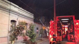 Bomberos controló incendio que afectó a imprenta en Santiago