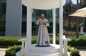 Municipalidad de Las Condes instaló una estatua interactiva del Papa Francisco