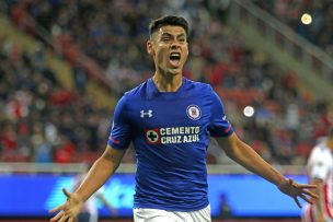 Felipe Mora anotó un doblete en victoria de Cruz Azul ante Chivas