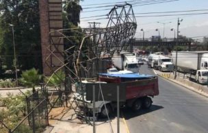 Corte de luz afecta gran parte de Santiago: Camión chocó con torre de alta tensión