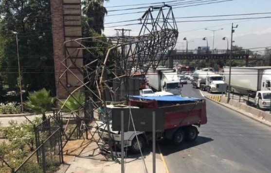 Corte de luz afecta gran parte de Santiago: Camión chocó con torre de alta tensión