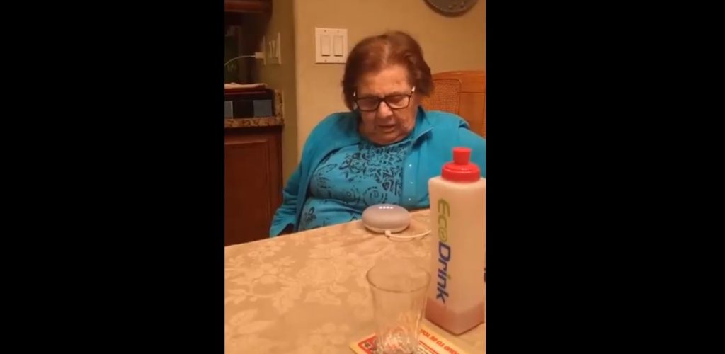 “Estoy asustada”: La graciosa reacción de una abuela italiana al usar Google Home por primera vez