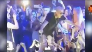 VIDEO | Cantante argentino quiso tirarse sobre su público y terminó de cara al suelo