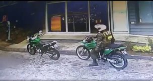 VIDEO | La graciosa caída de un Carabinero en una moto detenida