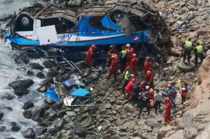 Perú: Reanudan búsqueda de cuerpos de accidente de bus que dejó 48 muertos