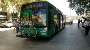 Comienza a operar piloto de sistema de rack para bicicletas en el Transantiago