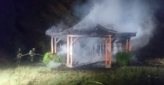 Una capilla fue destruida tras incendio en la ruta que une Panguipulli con Lican Ray