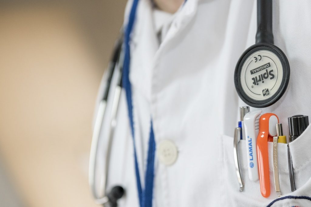 Médico que grabó sus iniciales en los hígados de sus pacientes deberá pagar una multa de $8 millones