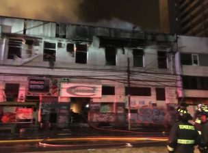 Incendio destruyó 12 locales nocturnos en el centro de Valparaíso