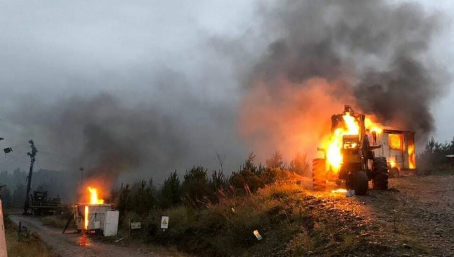 Maquinaria fue quemada en ataque incendiario en Los Ríos