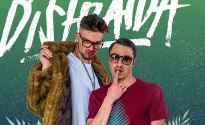 ¡Dejó poco a la imaginación! El particular look del cantante de “Moral Distraída” en el Festival del Huaso de Olmué