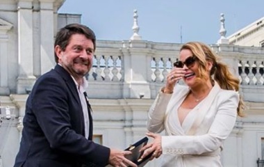 En plena ceremonia: El divertido chascarro entre Cathy Barriga y Claudio Orrego