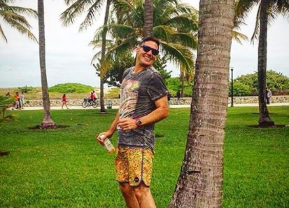 ¡Todo un modelo! “Pancho” Saavedra disfruta de su día de piscina