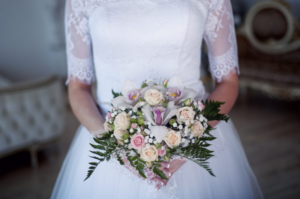 Moderno “vestido” de novia generó rechazo en las redes sociales