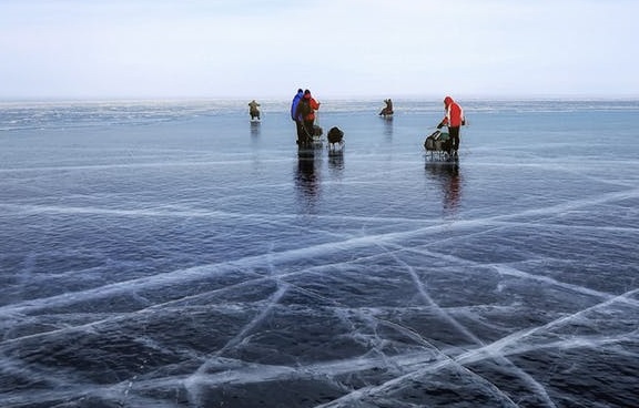 Ola de frío en EE.UU.: Gente patina sobre hielo en el mar