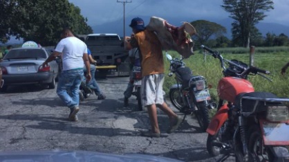 VIDEO | Venezolanos “desesperados” matan a una vaca con piedras y palos para robar su carne