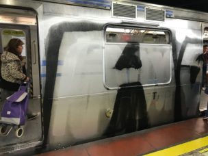 VIDEO | Captan el momento en que jóvenes rayan un carro del metro