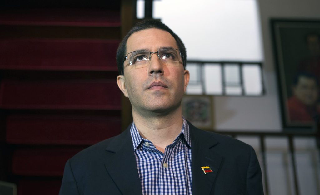 Canciller venezolano acusa a Heraldo Muñoz de “torpedear y burlarse” del proceso de diálogo
